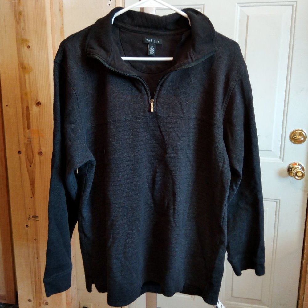 VAN HEUSEN LONG SLEEVE SWEATER...... EUC